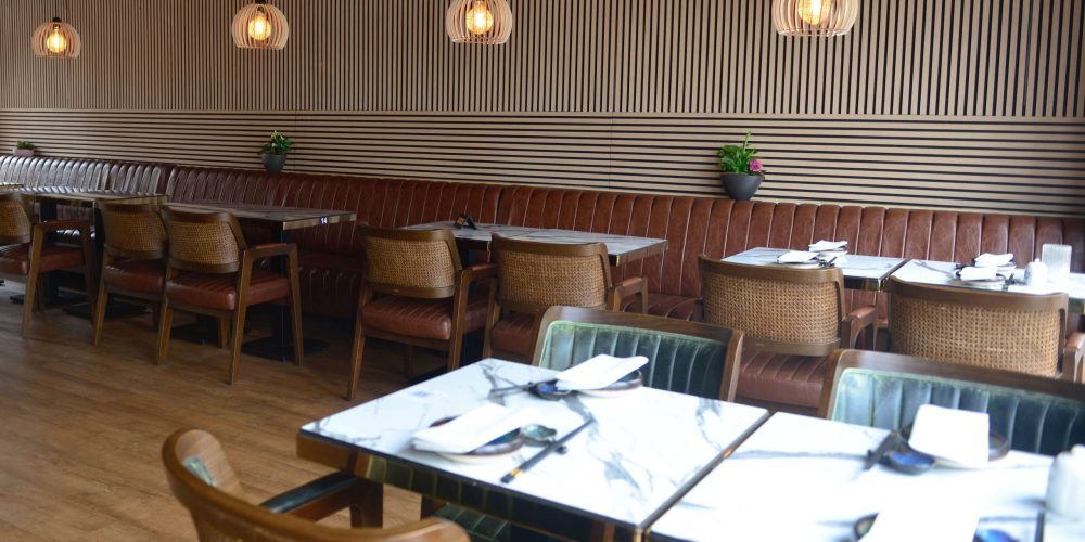 Hyggelig sushi restaurant i Næstved med bordopdækning og varmt lys